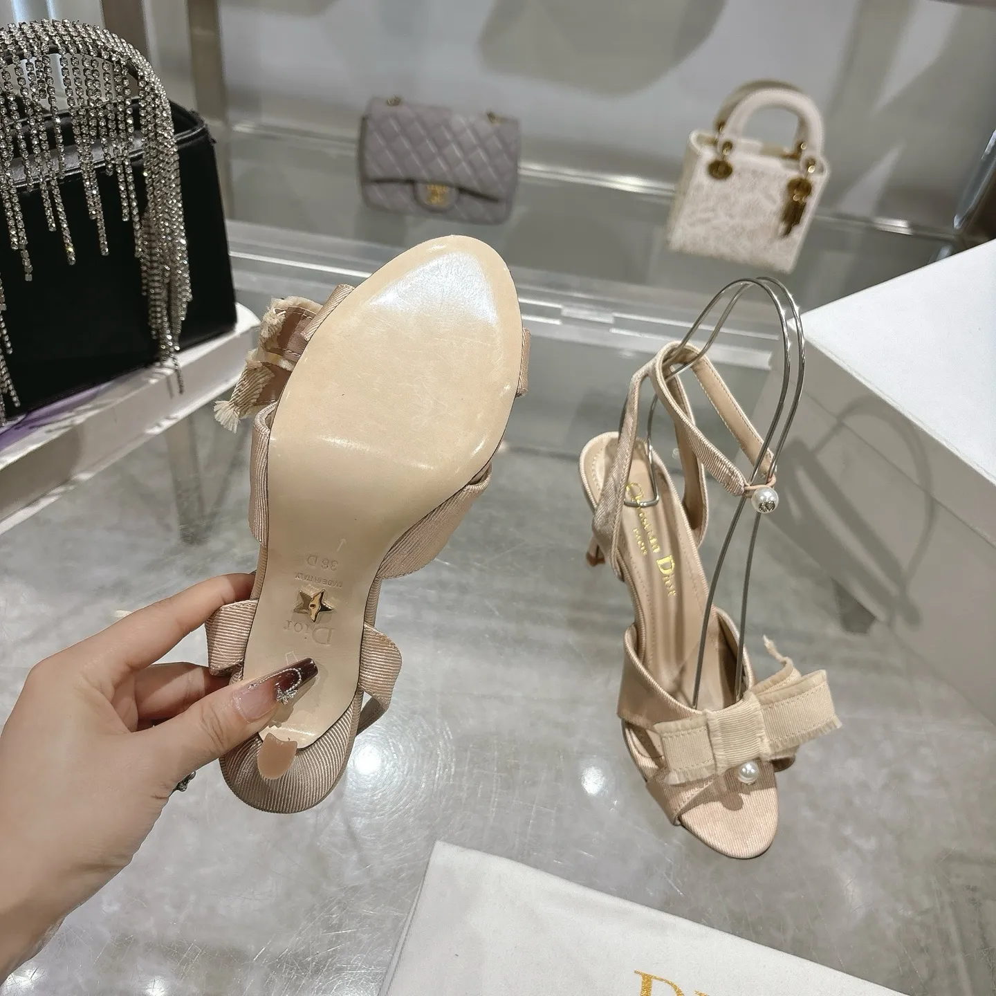 👟👟Ex-factory price 520👟👟 🎆Fringed webbing women's shoes Dior Dior 2024 spring and summer catwalk new Adiorble women's shoes CD star's same fashion tassel bow square head pearl letter logo hardware buckle high-heeled hollow sandals The top high-end version on the market Upper: original customized tassel grosgrain Lining: sheepskin lining foot pad Outsole: Italian leather outsole Heel height: 8.5cm Size: 34-41 (34.40.41. Customization is non-refundable)